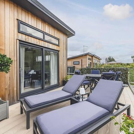 Luxury Lodge With Hot Tub In Windsor Marina Exterior foto