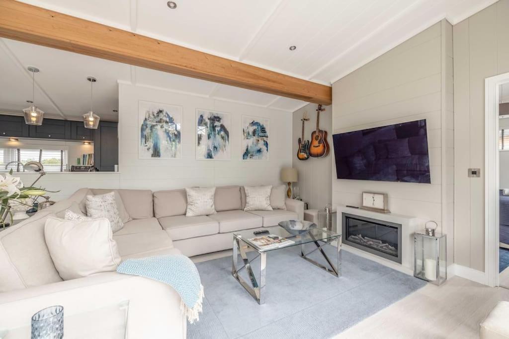 Luxury Lodge With Hot Tub In Windsor Marina Exterior foto