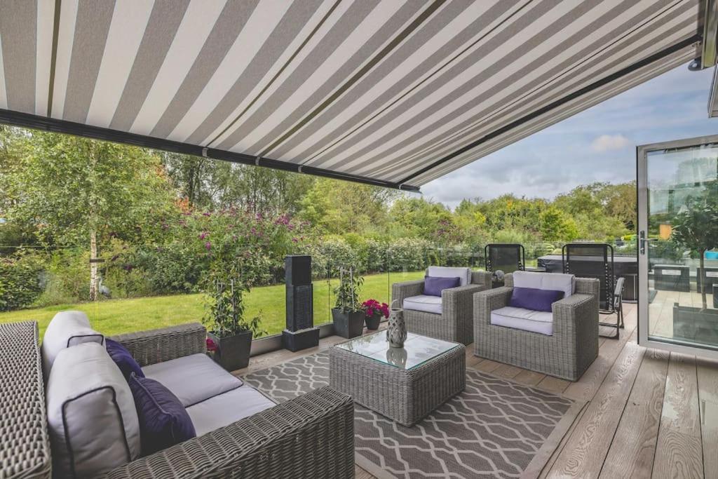 Luxury Lodge With Hot Tub In Windsor Marina Exterior foto
